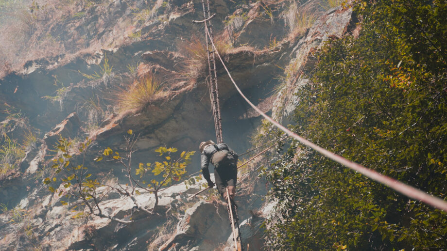 honey hunter in the cliff